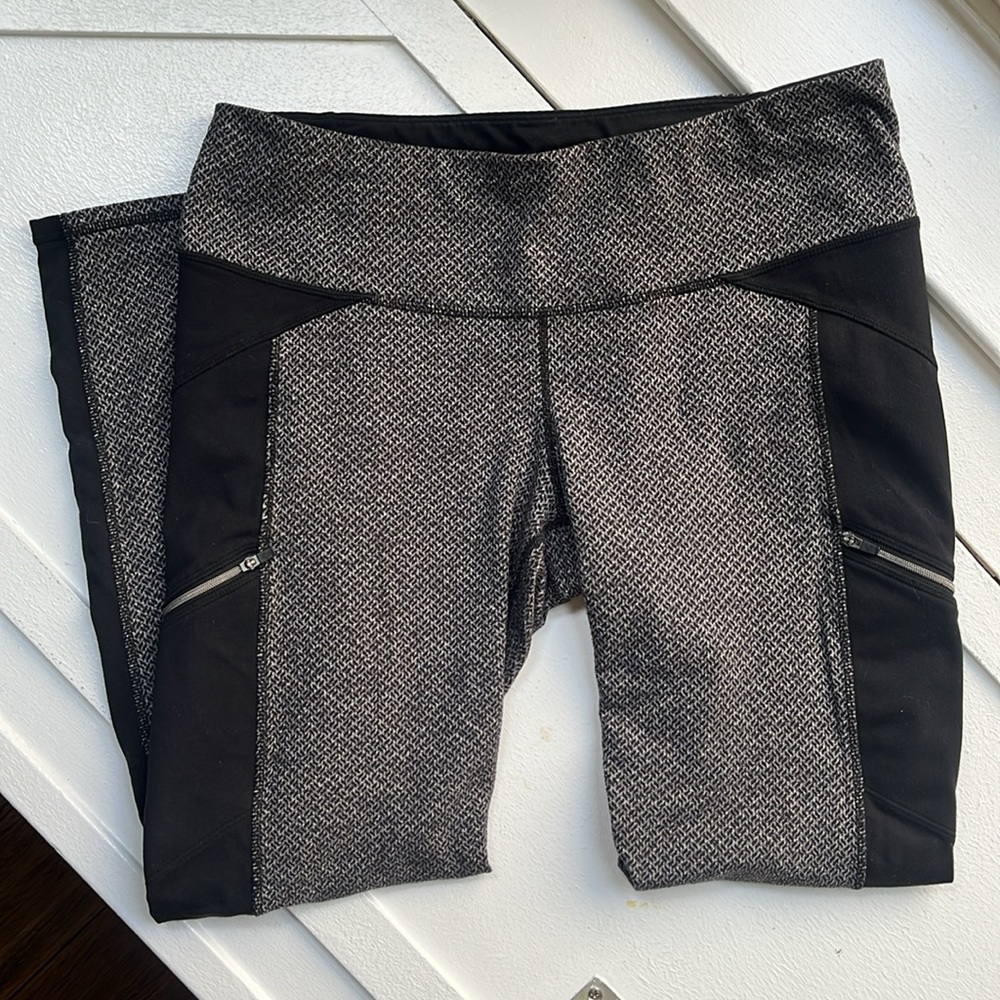Athleta • Herringbone Black & Gray Leggings w/ Zippered Side Pockets •